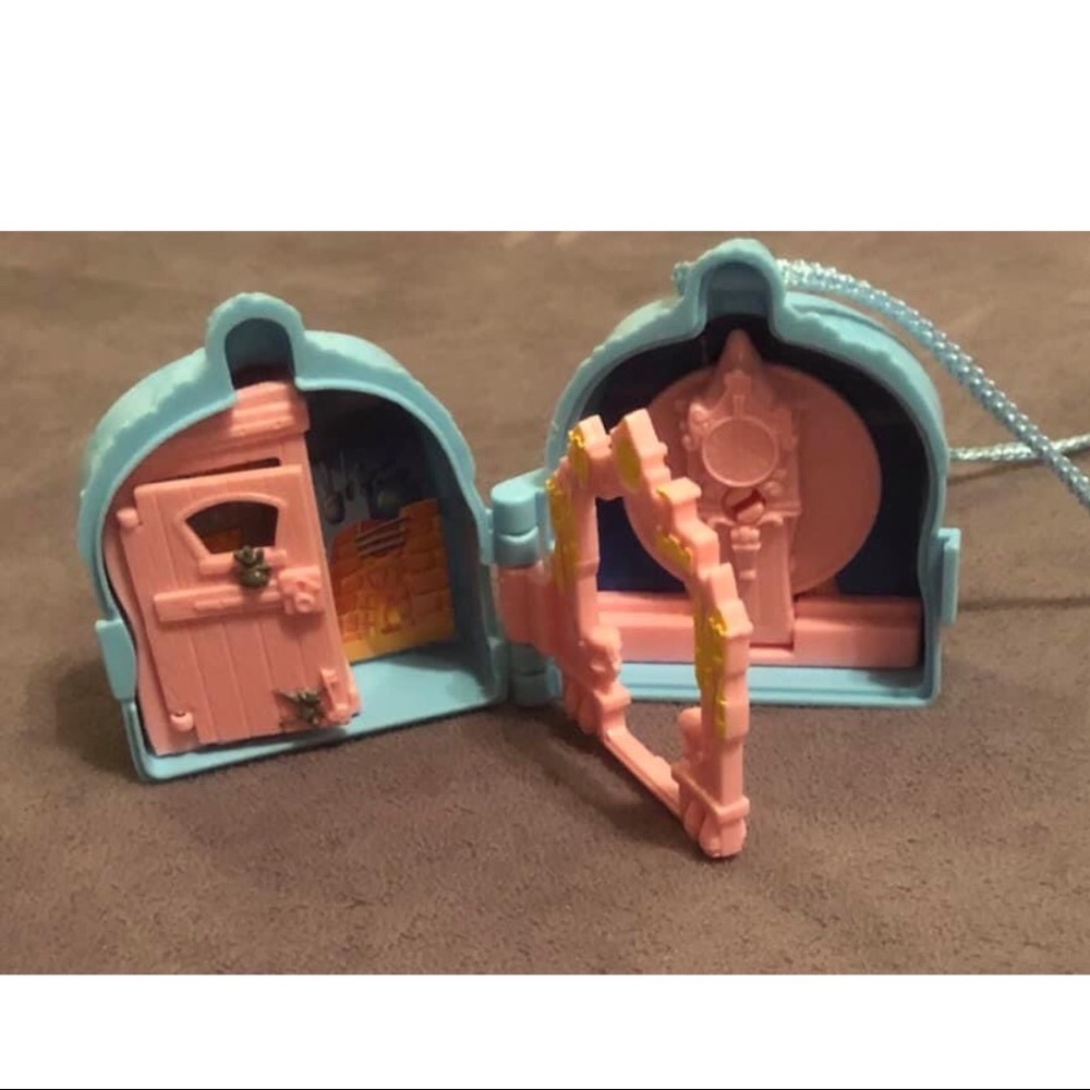 Disney- Princess Cinderella play set & necklace “Once Upon A Time” (bundle) - Picture 5 of 12